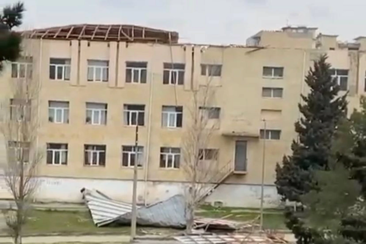 В Баку сильный ветер снес крышу школы - ОБНОВЛЕНО - ВИДЕО