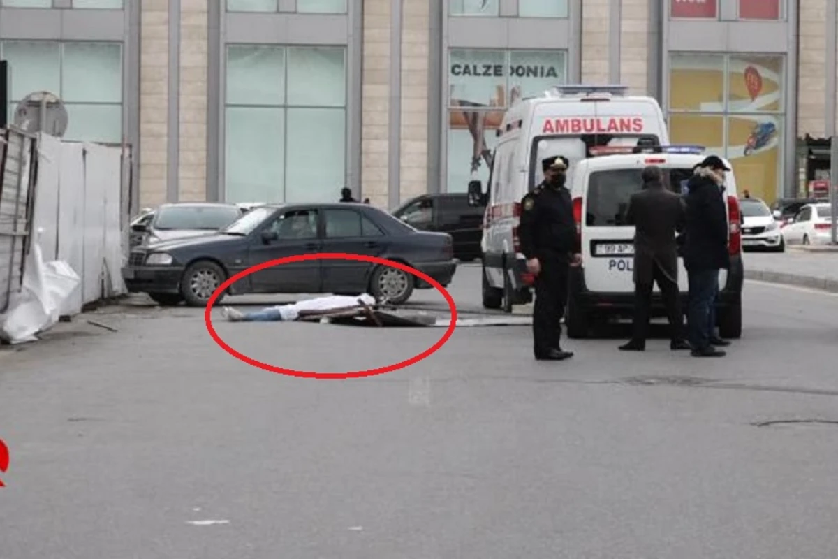 В Баку на девушку упал кусок железа, она скончалась на месте - ВИДЕО