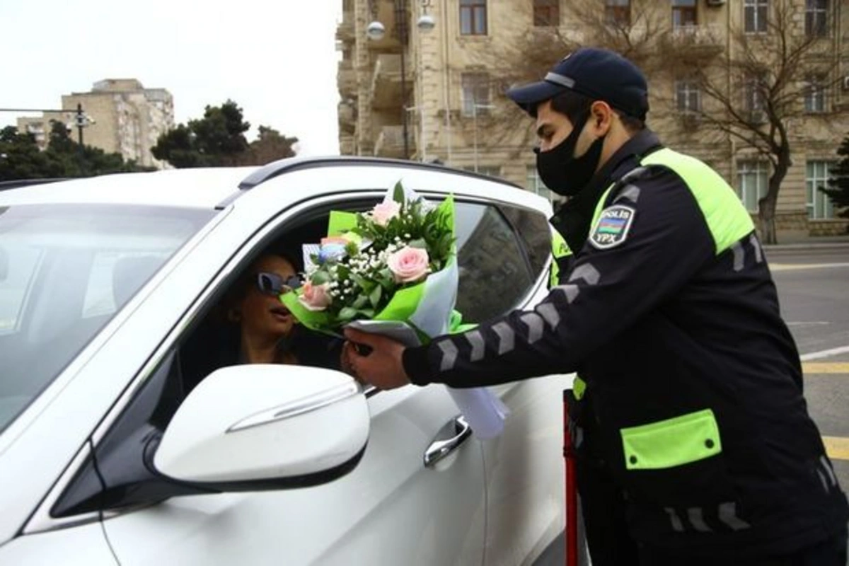 Yol polisi qadın sürücüləri belə təbrik etdi - FOTO