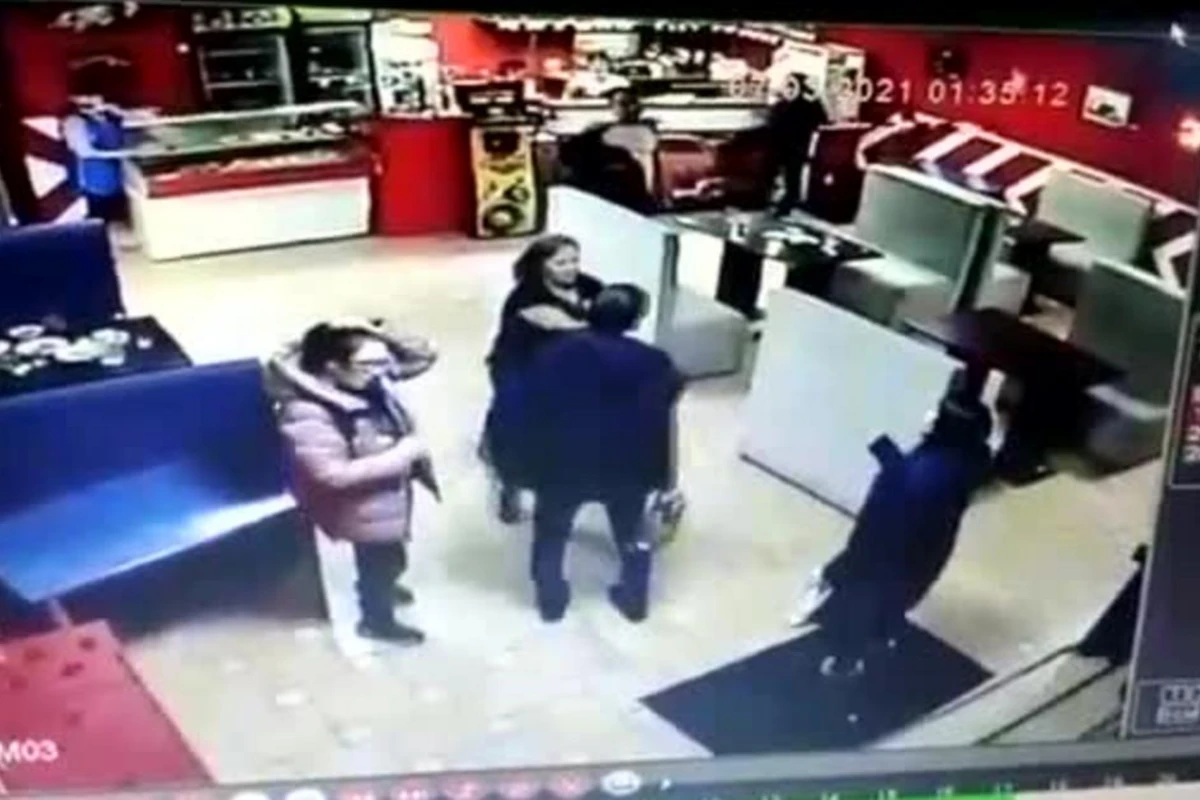 Ногой в живот: в России неадекватный посетитель кафе избил женщину - ВИДЕО