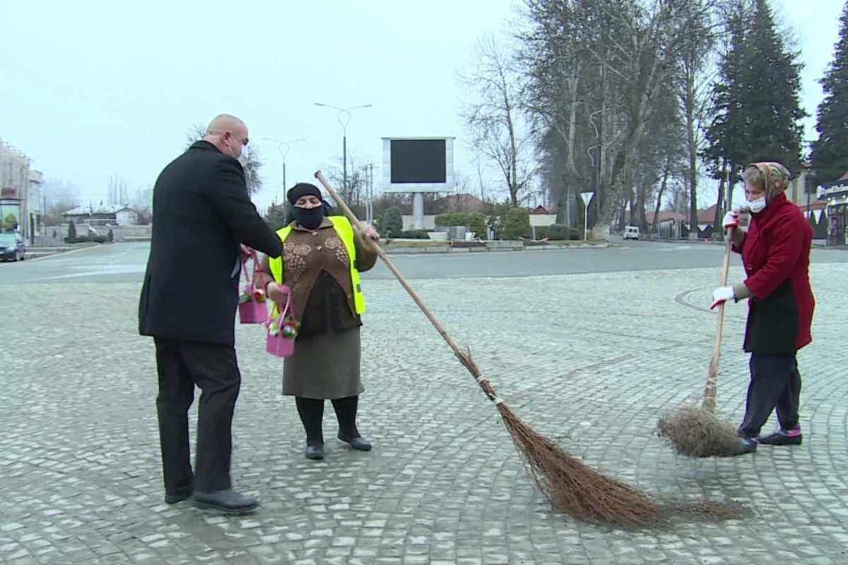 Kommunal xidmət sahəsində çalışan xanımlara 8 Mart sürprizi - FOTO