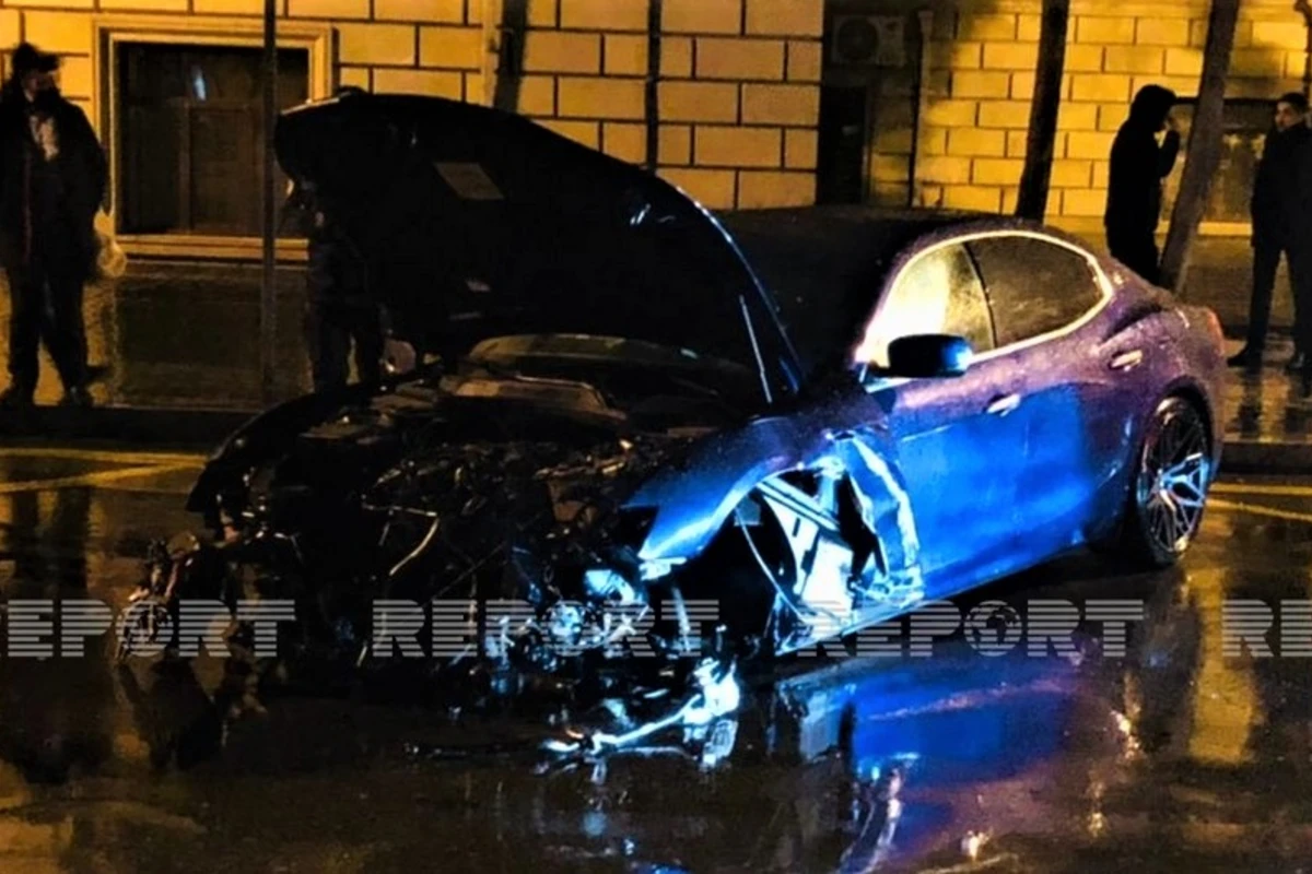 Bakıda bahalı avtomobil qəzaya düşdü - FOTO