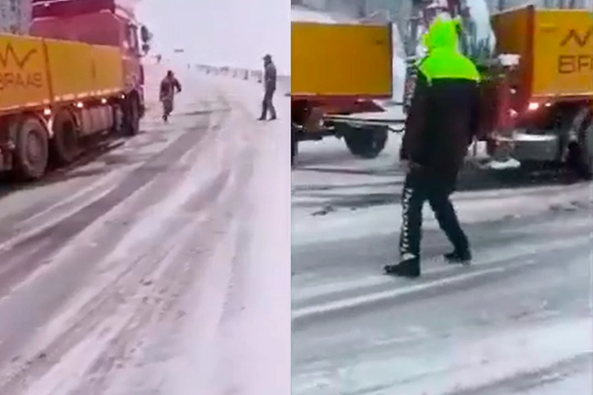 Yol polisləri yolda qalan yük avtomobilinin sürücüsünə kömək etdi - VİDEO