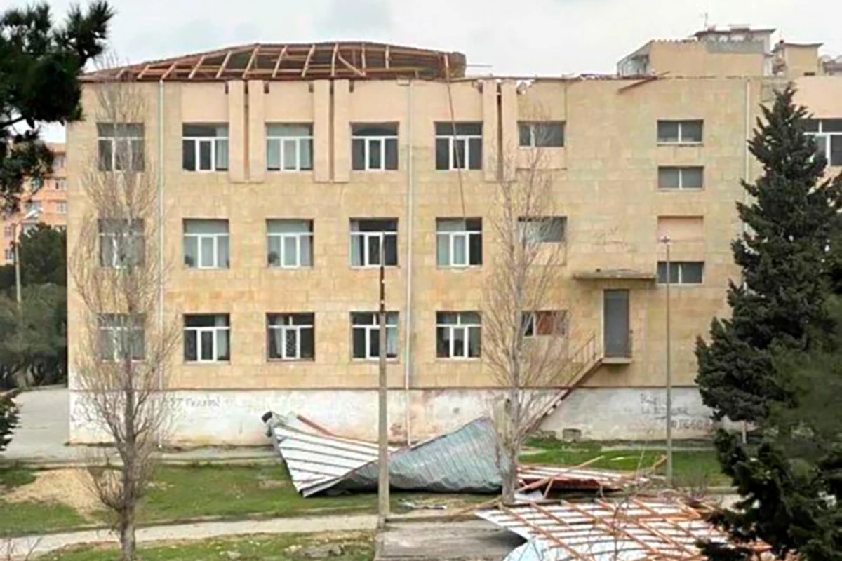 Güclü külək nəticəsində dam örtükləri uçan məktəblərlə bağlı RƏSMİ AÇIQLAMA Güclü külək nəticəsində dam örtükləri uçan məktəblərlə bağlı RƏSMİ AÇIQLAMA