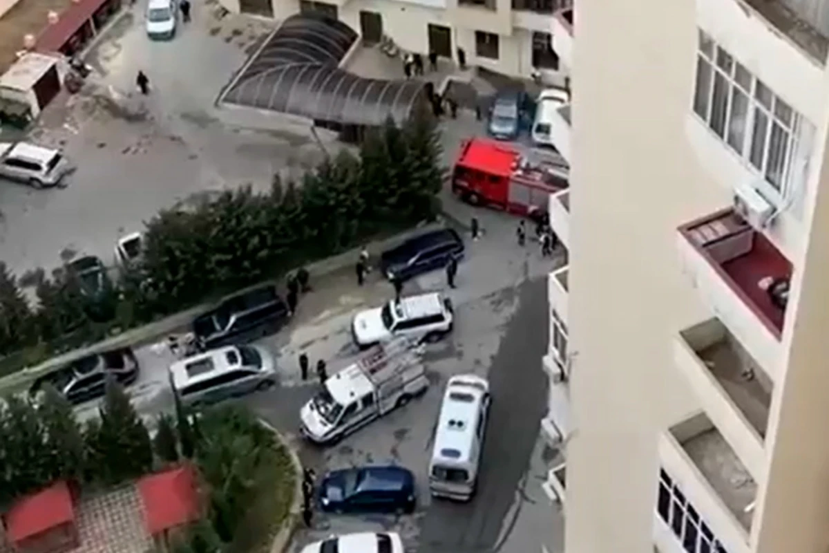 Bakıda 13-cü mərtəbəyə çıxan şəxs özünü atmaq istədi - VİDEO Bakıda 13-cü mərtəbəyə çıxan şəxs özünü atmaq istədi - VİDEO