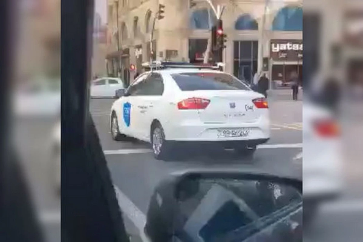 BNA avtomobili bir yolayrıcında iki qaydanı pozdu - VİDEO