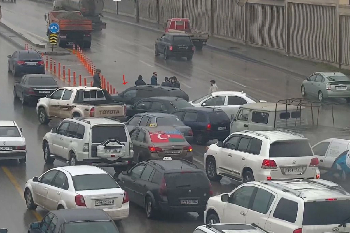 Bakıda körpünün üstündə qəza - Sıxlıq yarandı