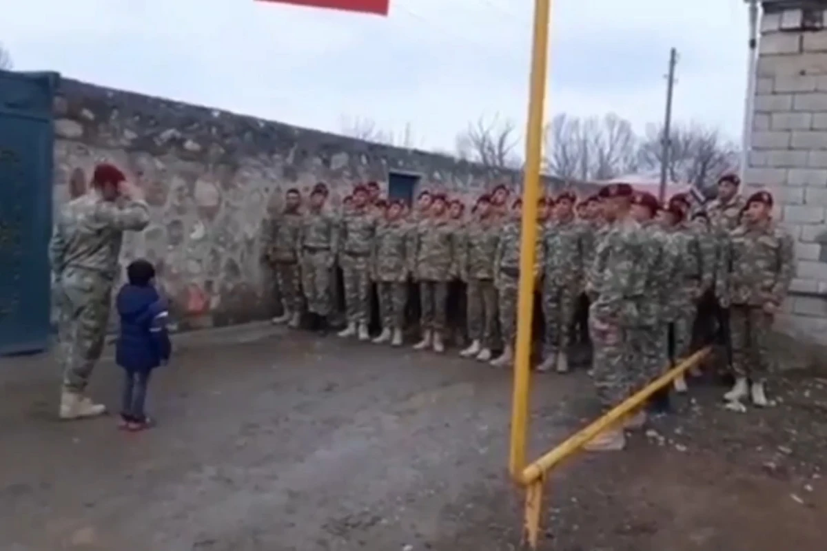 Şəxsi heyət şəhid komandirin övladının ziyarətinə getdi - VİDEO