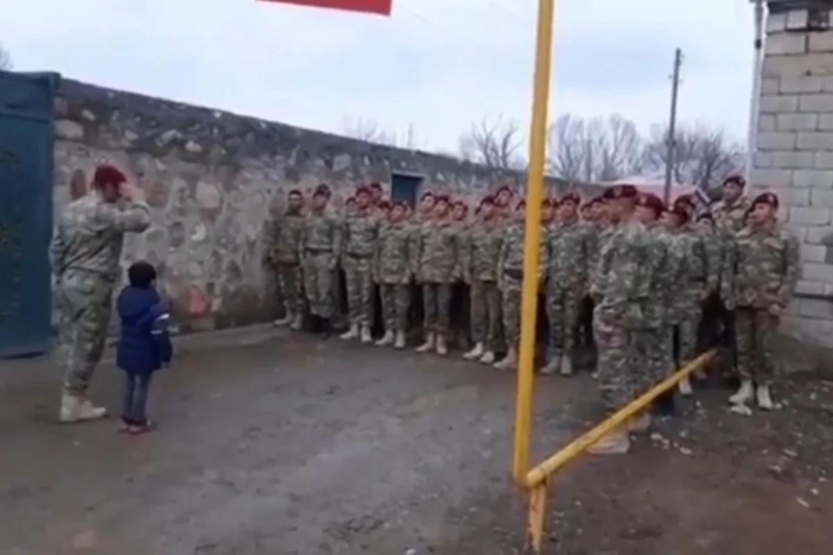 Азербайджанские военнослужащие навестили сына своего командира-шехида – ВИДЕО