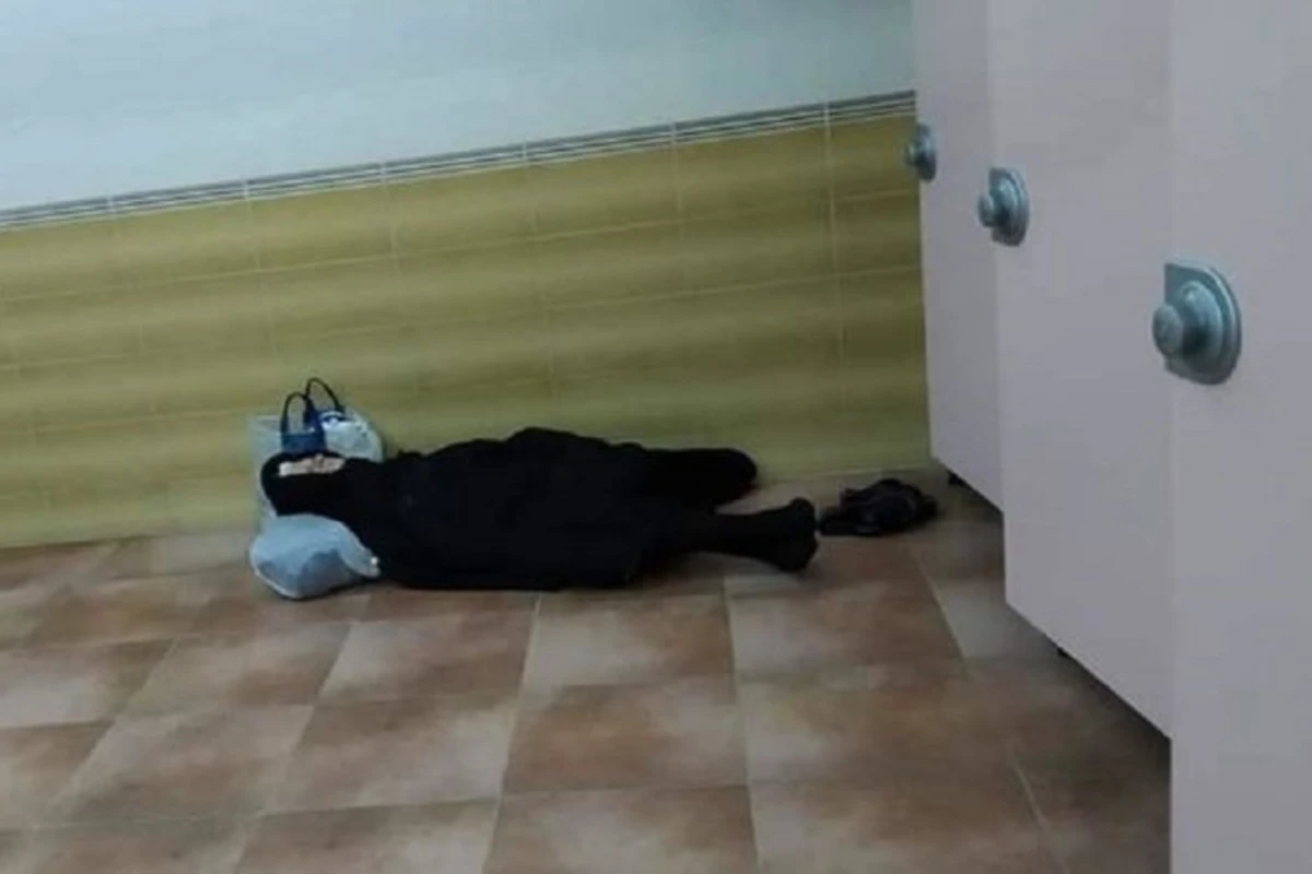 Yaşlı qadın Bulvarın tualetində yaşayır