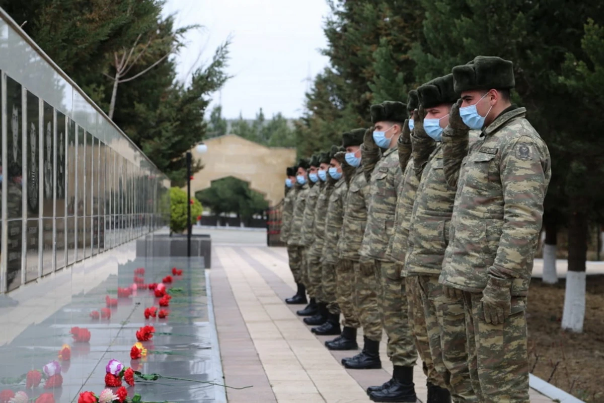 Hərbçilərimiz şəhid olan Vətən övladlarının məzarlarını ziyarət edib - FOTO