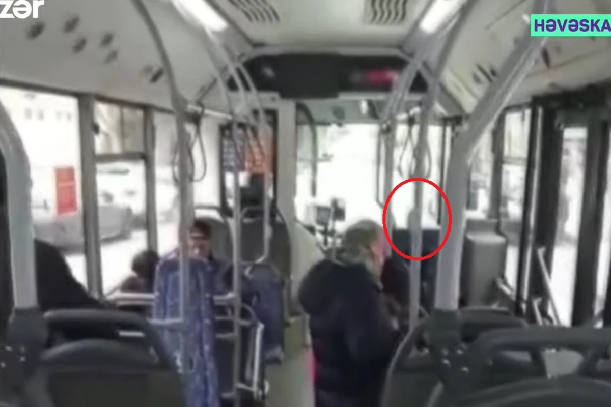 Bakıda avtobusda stop düyməsinə görə dava düşdü - VİDEO