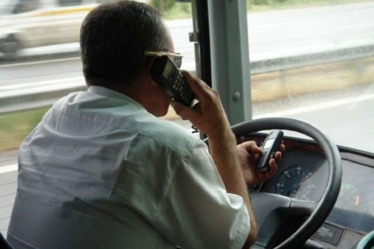 Sürücüsü sükan arxasında telefonla danışan daşıyıcı şirkətin rəhbərinə xəbərdarlıq edildi