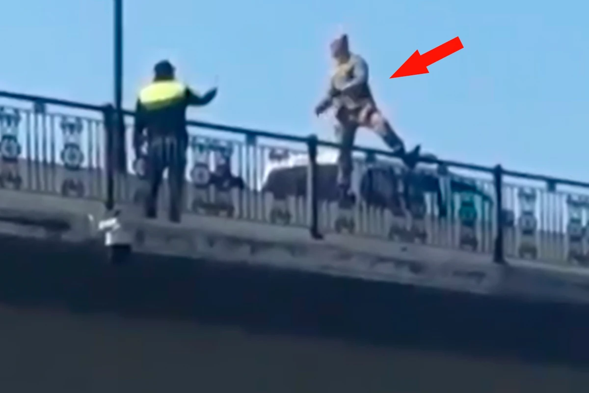В Баку мужчина пытался броситься с моста 20 Января - ВИДЕО