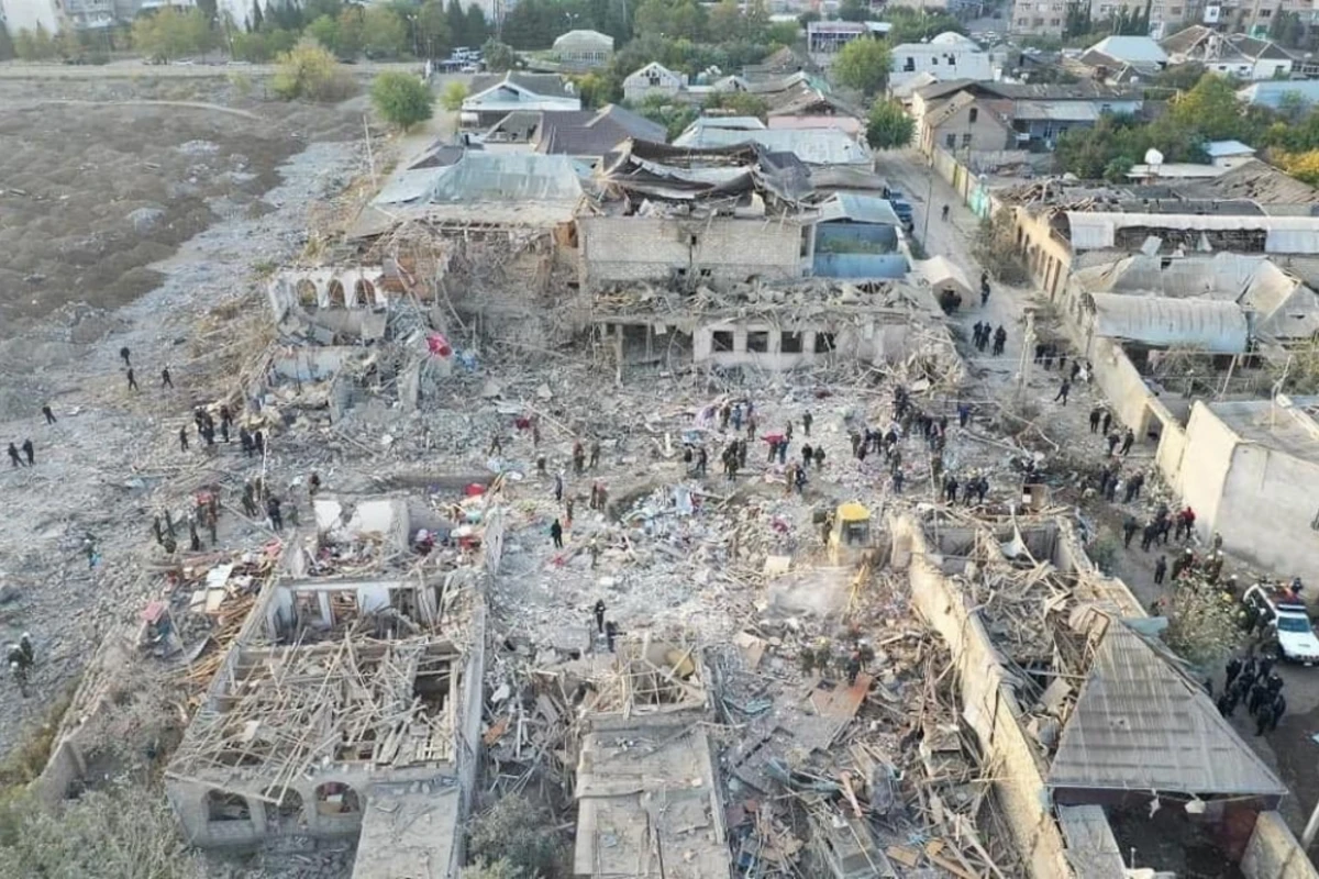 Vətən müharibəsi zamanı Gəncədə dağılan 21 fərdi yaşayış evinin tikintisi aparılır