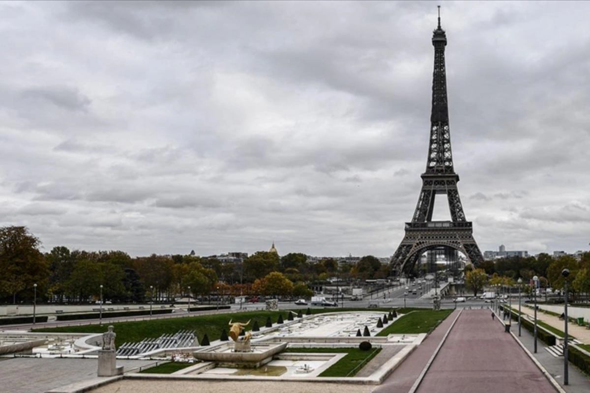 Fransada Paris də daxil olmaqla 16 bölgədə bütün günü küçəyə çıxmaq qadağan edilir