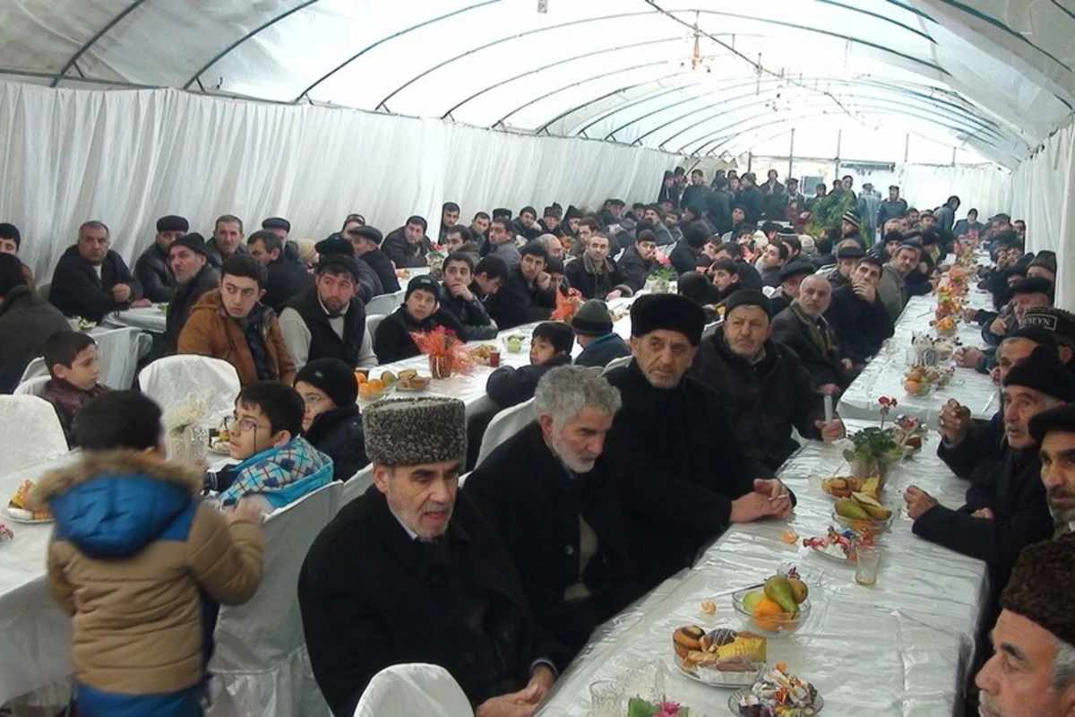 Polis yas mərasimini dayandırdı -  ev sahibi və yasa gələnlər cərimələndi