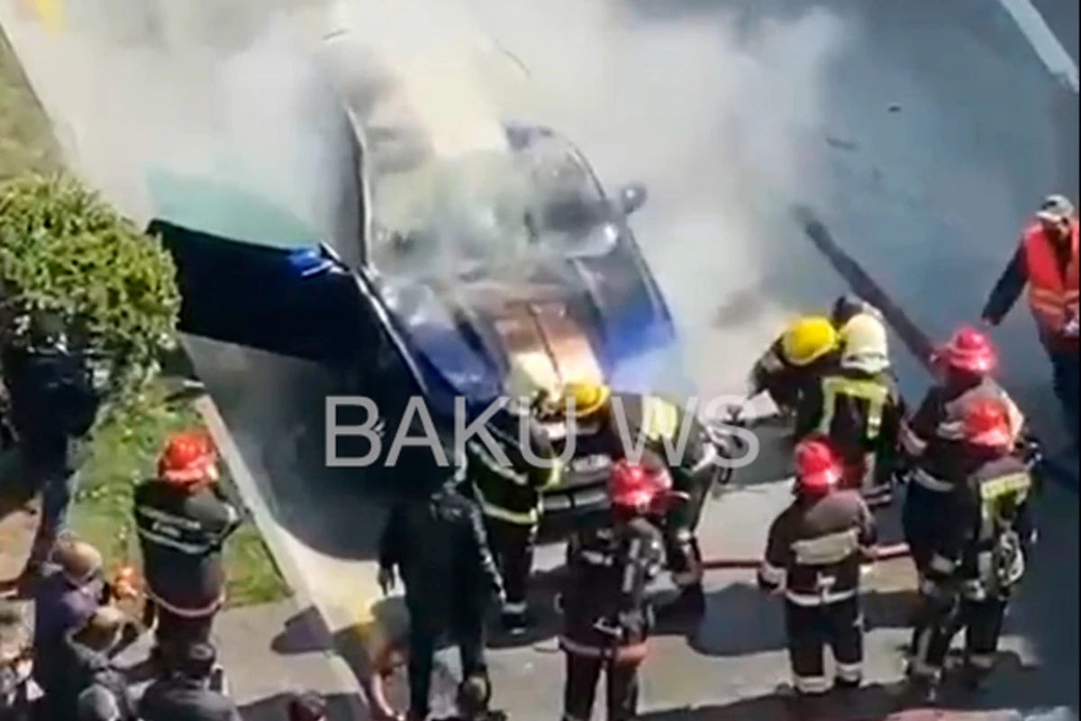 Bakıda Ford Mustang yandı - VİDEO