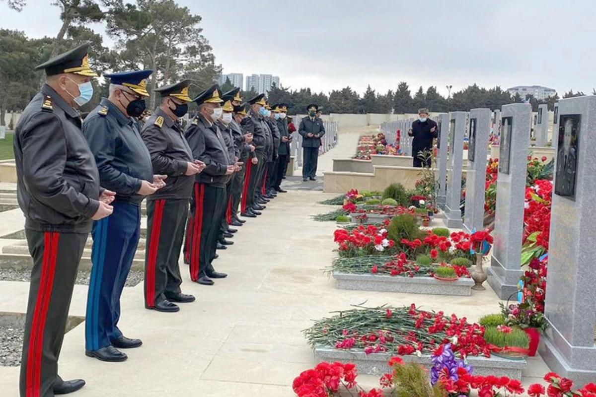 Müdafiə Nazirliyinin rəhbərliyi İkinci Fəxri xiyabanı ziyarət edib - FOTO