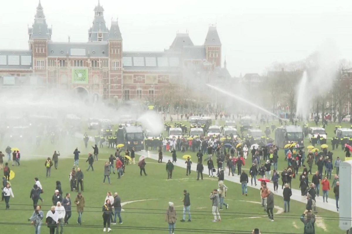 Amsterdamda polis etiraz aksiyasını dağıdıb, onlarla insan saxlanılıb