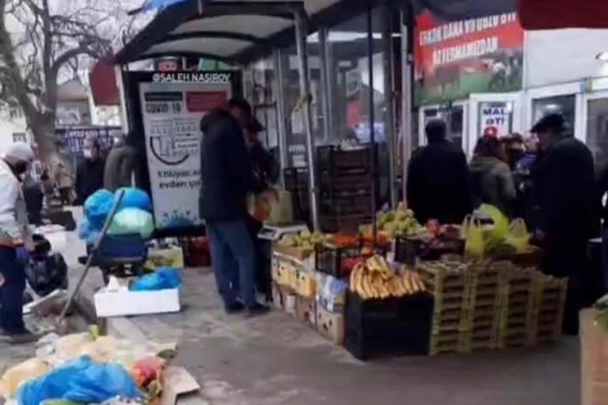 В Баку пресечена торговля на автобусной остановке - ФОТО