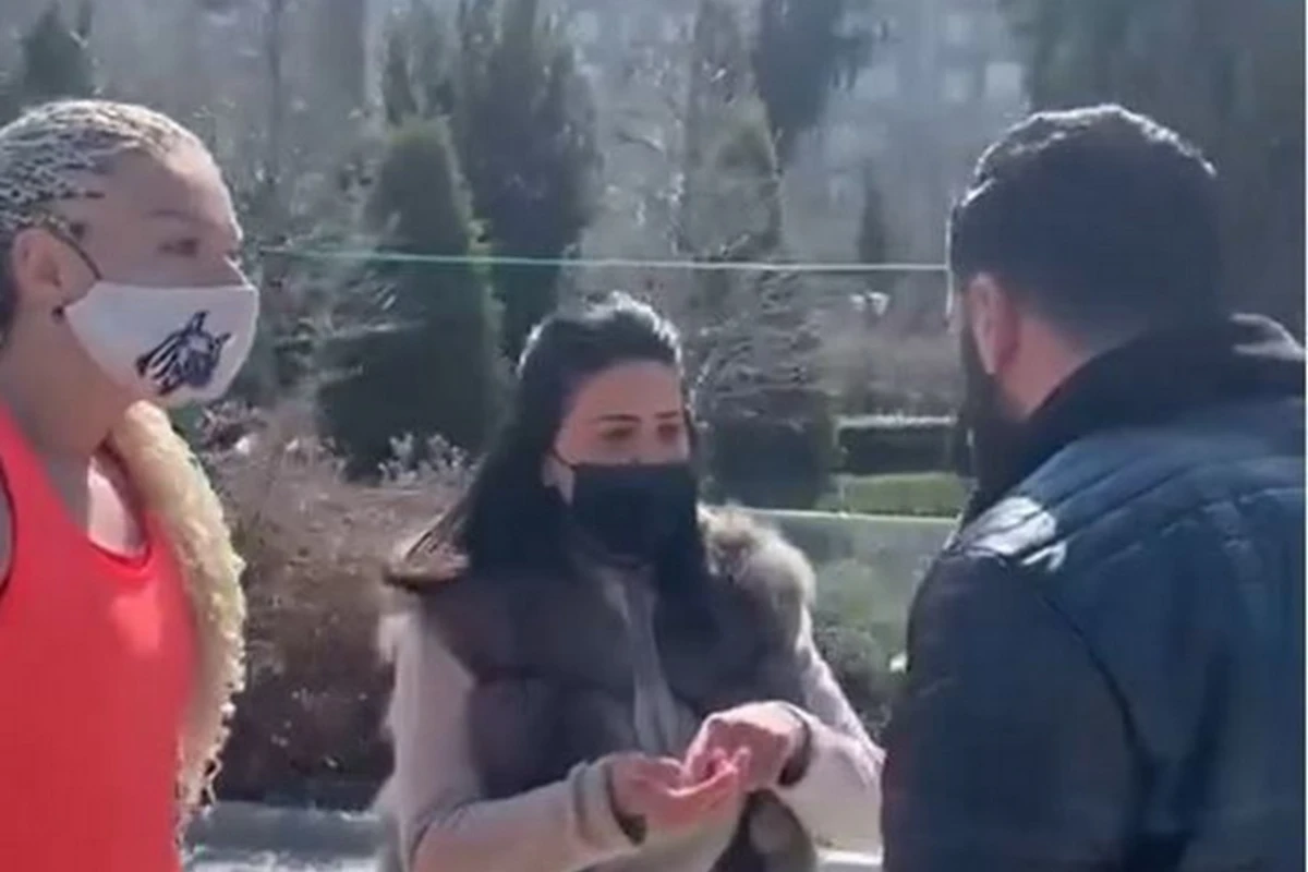 Странные претензии моралиста: девушкам указали на неподобающий вид - ВИДЕО
