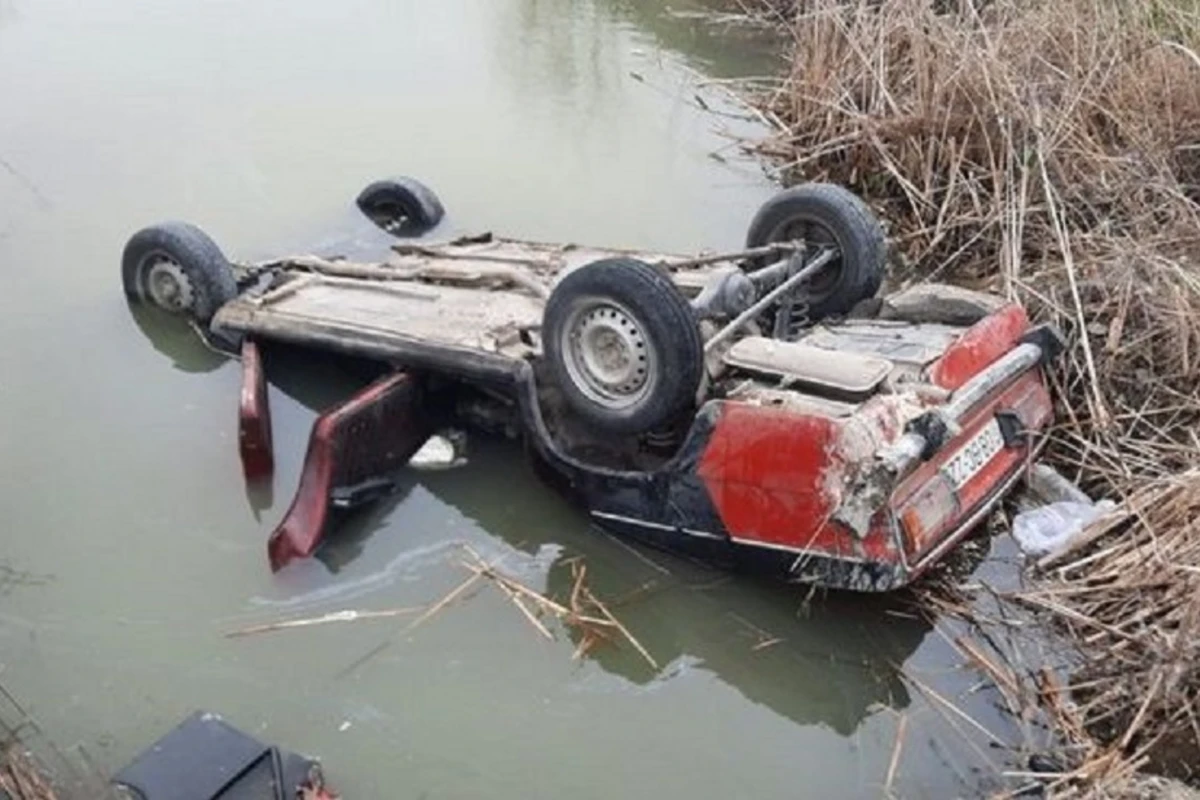 В Кюрдамире легковой автомобиль упал в водный канал, есть погибший и раненые - ФОТО