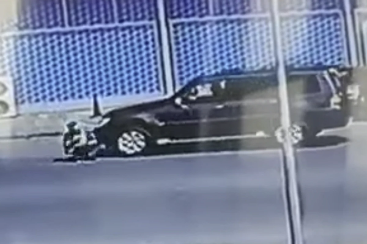 В Азербайджане женщина умышленно бросилась под колеса автомобиля: Полиция начала расследование - ВИДЕО