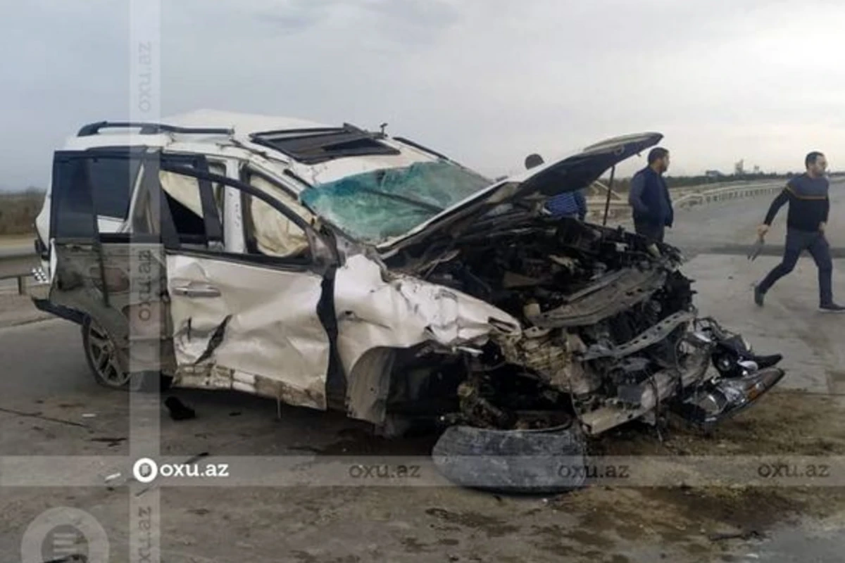 Тяжелое ДТП на трассе Баку-Губа: автомобиль полностью деформировался - ФОТО