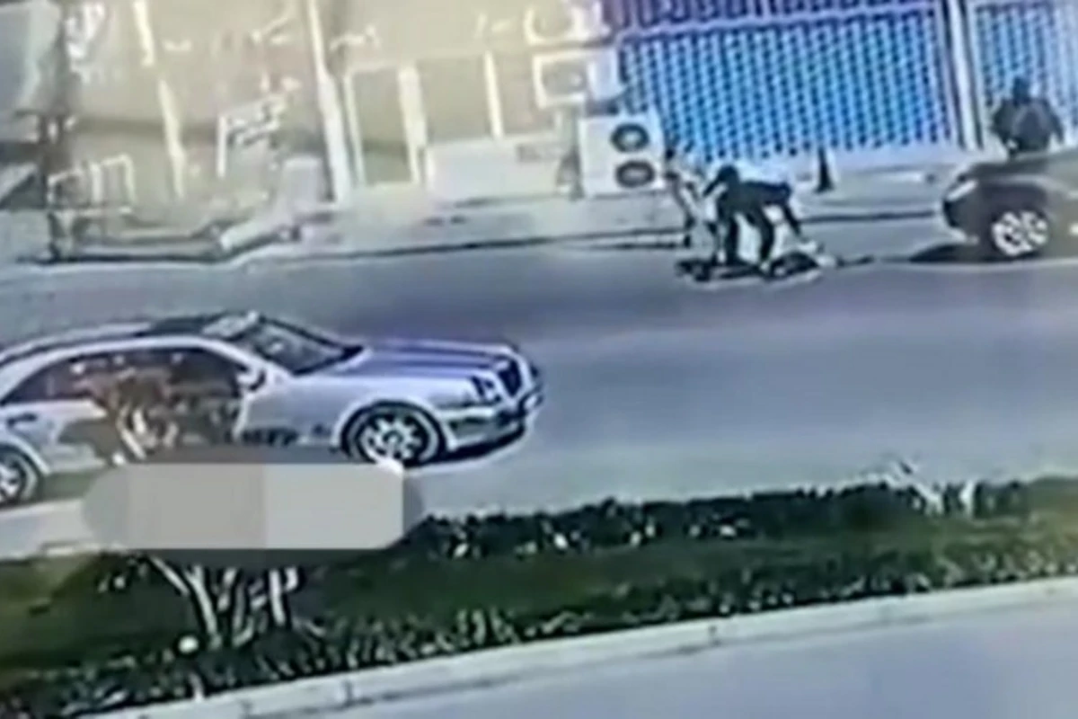 Установлена личность женщины, бросившейся под колеса автомобиля - ВИДЕО