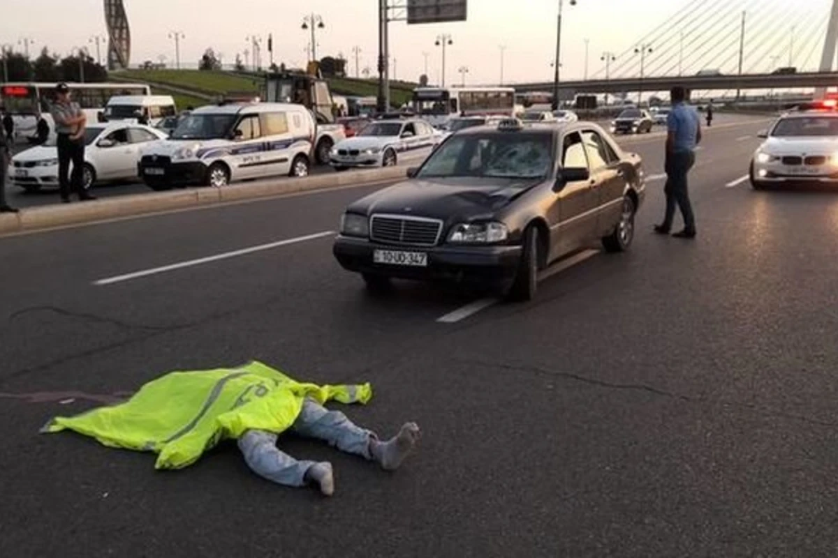 Bakıda avtomobil yolu keçmək istəyən piyadaları vurdu