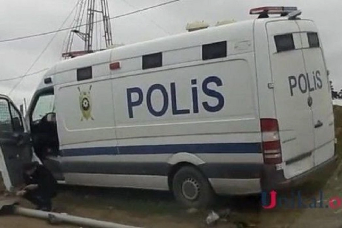 Bakıda məhbus daşıyan polis maşını qəzaya düşdü - VİDEO