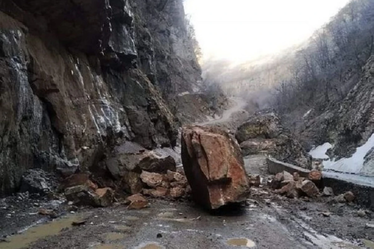 Dağdan qopan qaya Quba-Xınalıq yolunu bağladı