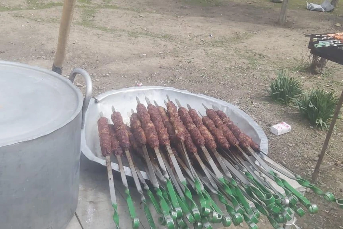 Polis həyətində oğluna toy edən atanı cəzalandırdı - FOTO