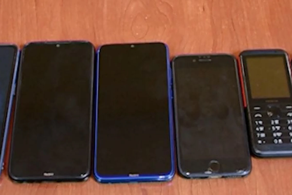 Gəncədə danışmaq adı ilə vətəndaşların telefonunu ələ keçirən şəxs saxlanıldı - FOTO