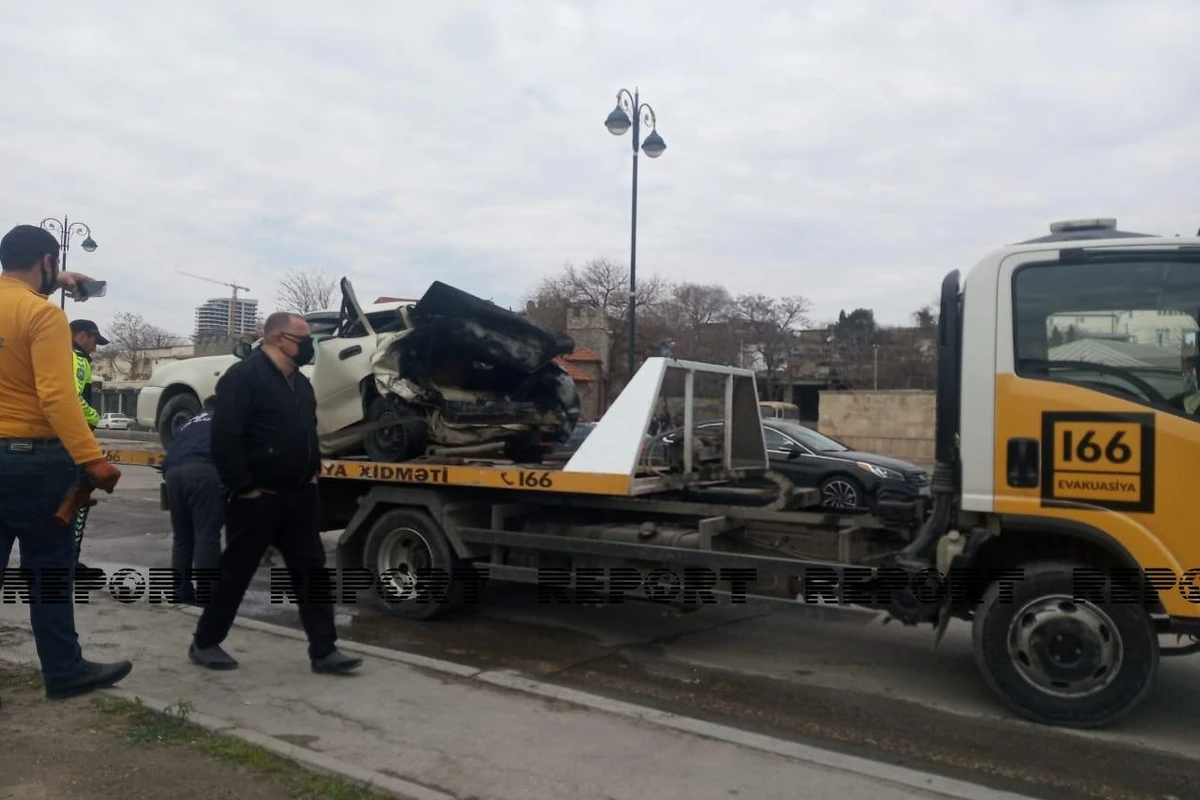 Bakıda iki avtomobil toqquşub, biri yanıb - FOTO