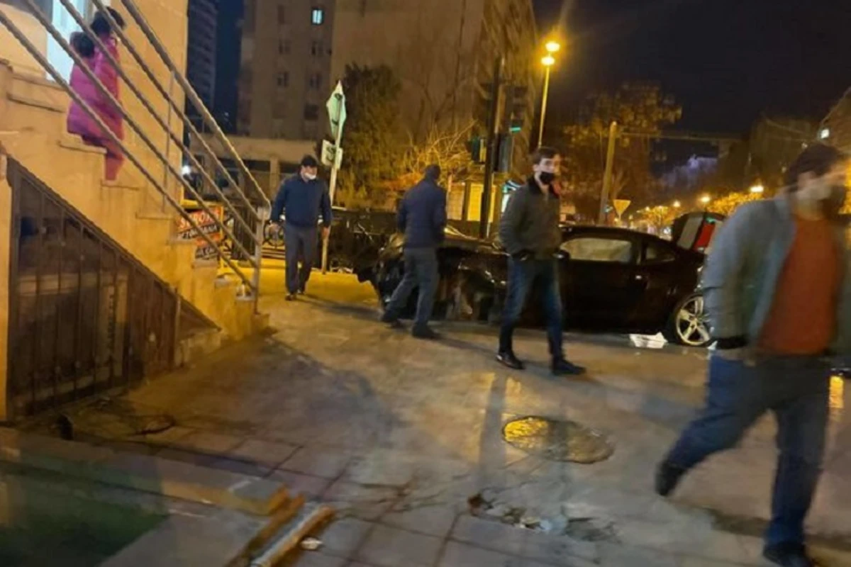 Bakıda idman avtomobili səkiyə çırpıldı - FOTO