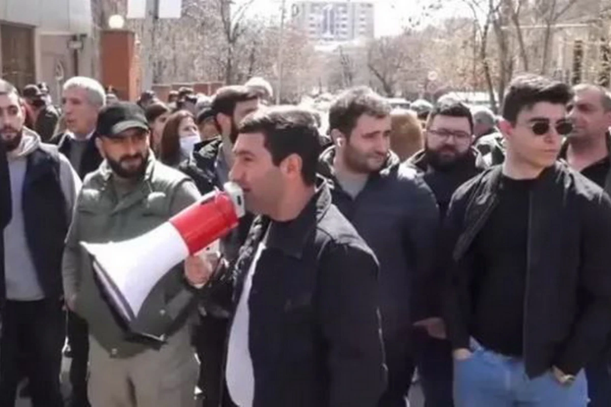 В Армении сожгли турецкий флаг