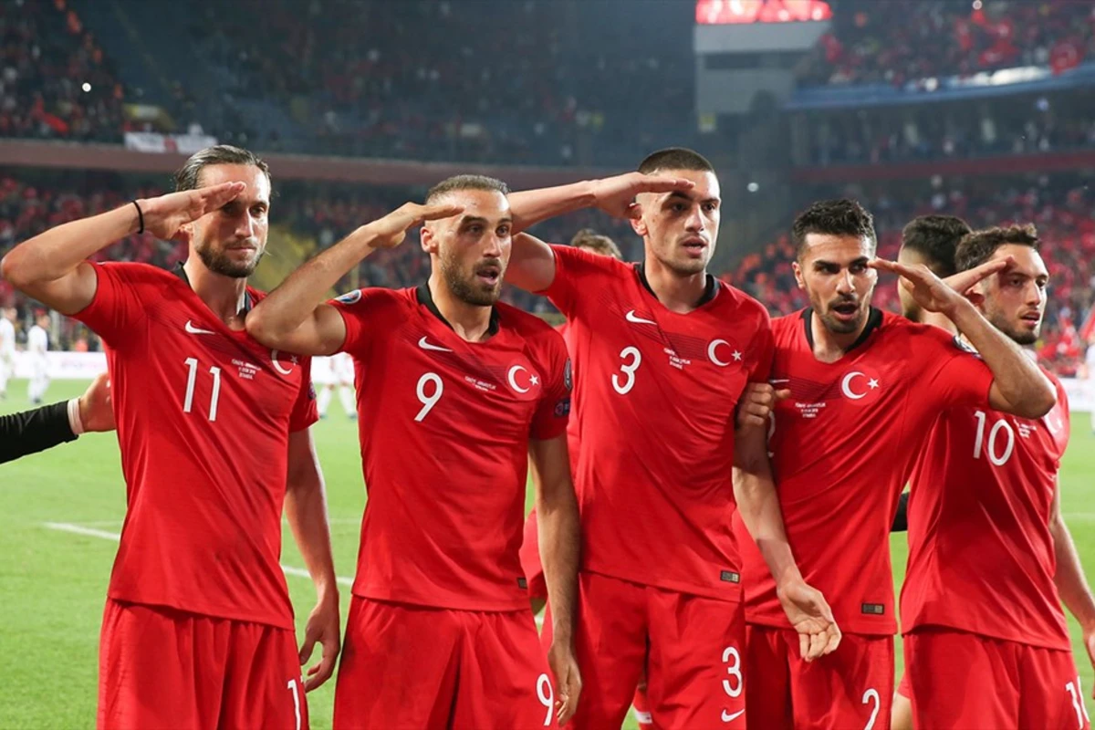 Türkiyənin iki futbolçusu koronavirusa yoluxdu: Latviya ilə oyunu buraxacaqlar