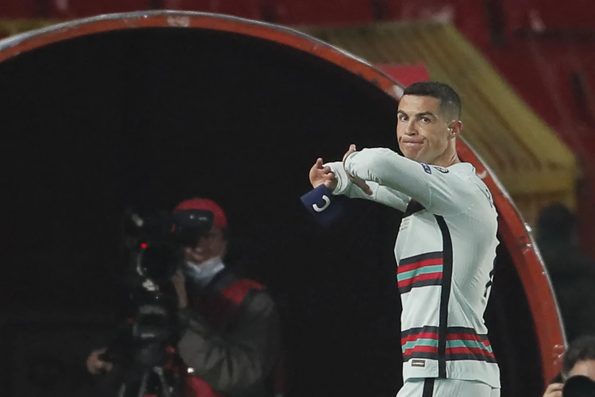 Ronaldonun yerə atdığı kapitanlıq sarğısı hərraca çıxarıldı - VİDEO