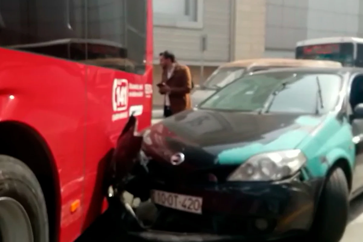 Sərnişin dolu “BakuBus” avtobusu qəzaya uğradı - VİDEO