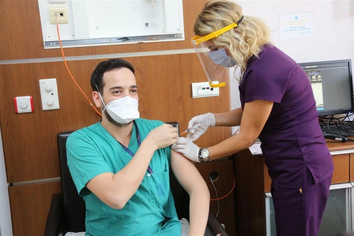 TƏBİB-dən bir vaksinin bölünərək iki nəfərə vurulması iddialarına CAVAB