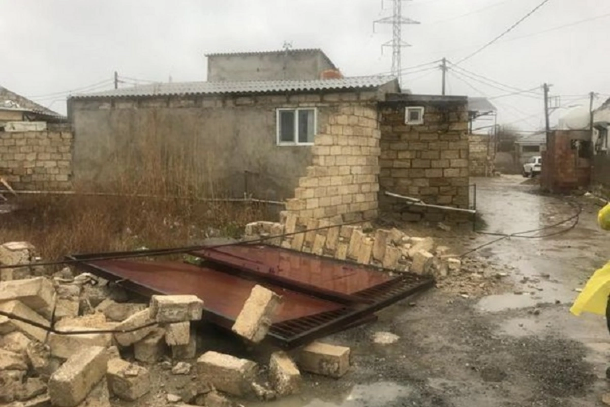 Külək evin hasarını aşırdı, 1 uşaq ölüb, ikisi yaralanıb