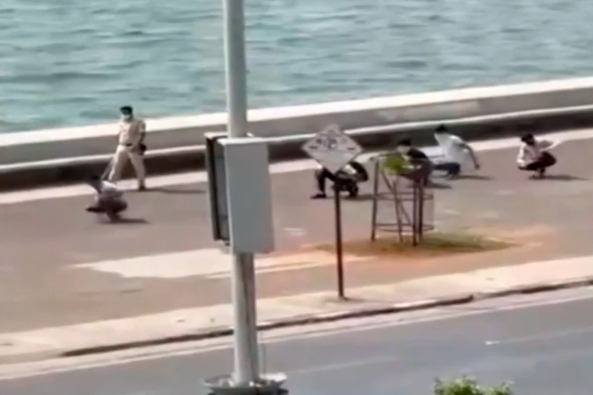 Hindistanda polis maska taxmayanlara “ördək yerişi” cəzası verdi - VİDEO