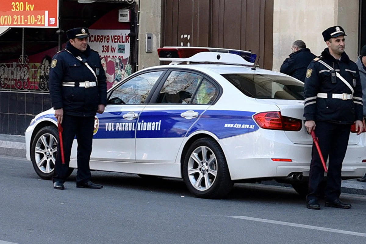 Дорожная полиция: Не оставляйте автомобили под деревьями и рекламными щитами