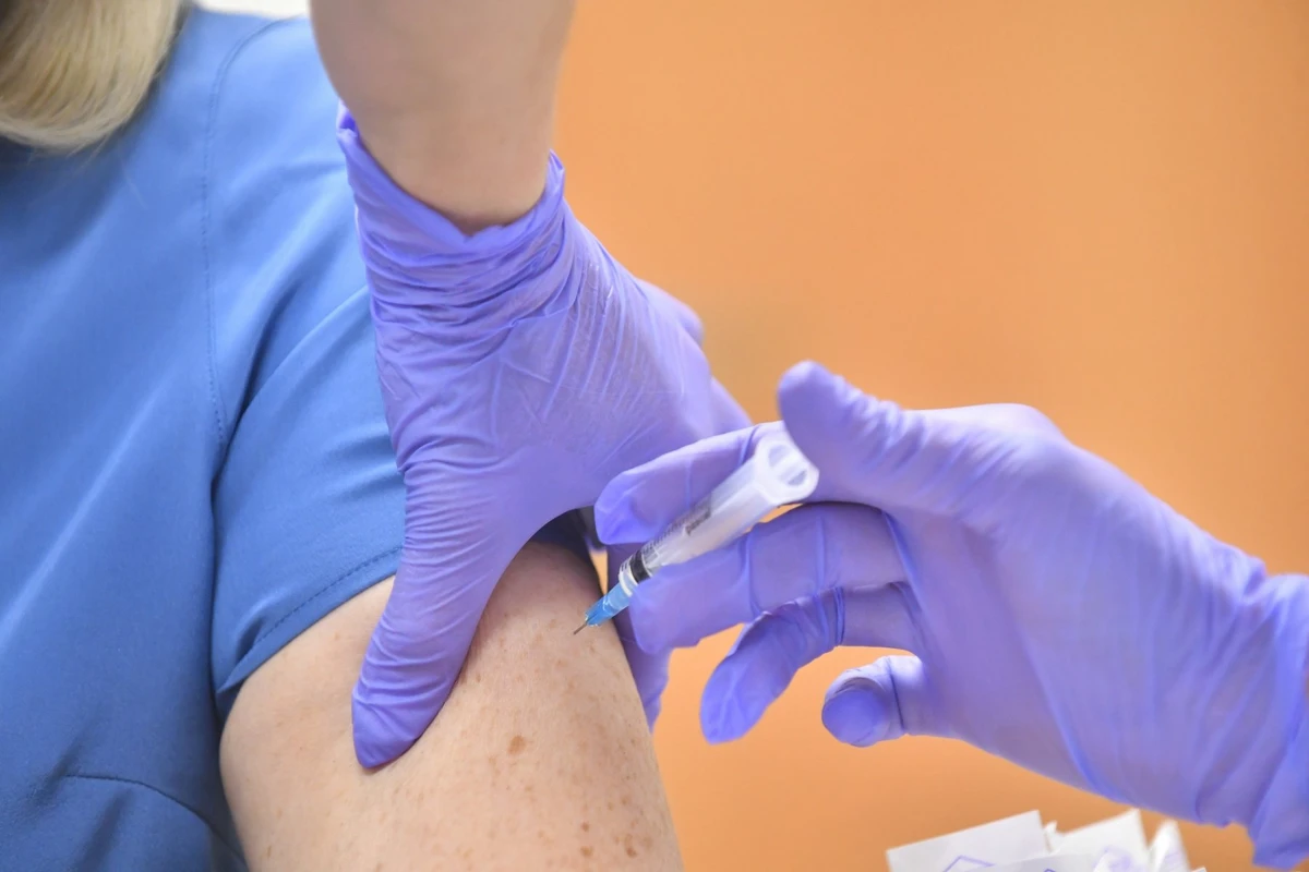 В ВОЗ напомнили, что вакцины от коронавируса не дают полной защиты от заражения