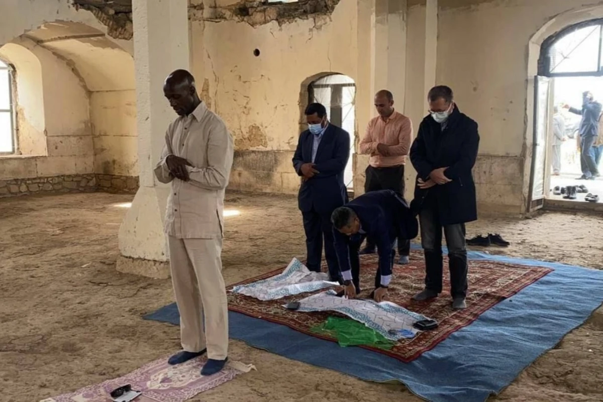 Diplomatlar ermənilərin viran qoyduğu məsciddə namaz qıldılar - FOTOLAR