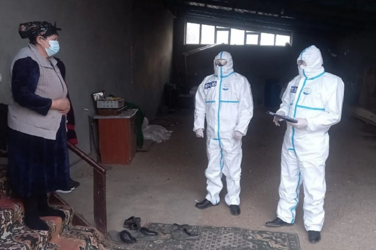 Polis koronavirusa yoluxan sakinləri ziyarət edib - FOTO