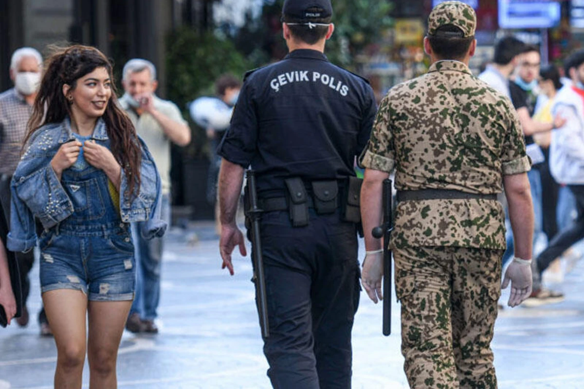 Havalar isindikcə açıq havada maska dözülməz olur... Havalar isindikcə açıq havada maska dözülməz olur...