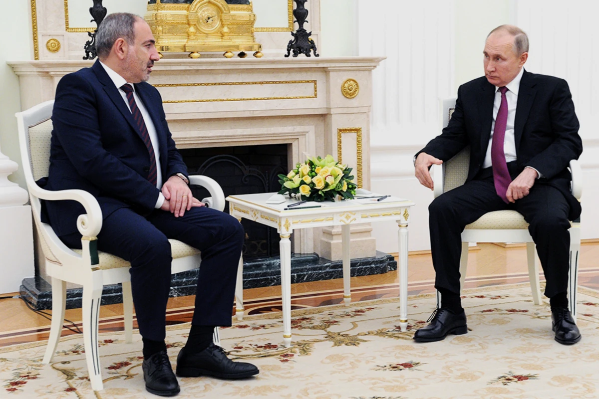 Пашинян на встрече с Путиным умудрился десять раз заглянуть в шпаргалку - ВИДЕО